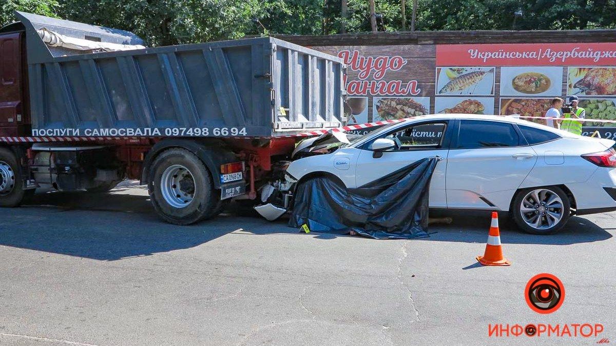 В Киеве пьяный водитель Honda вдавил женщину на мотороллере в грузовик. Она умерла на месте