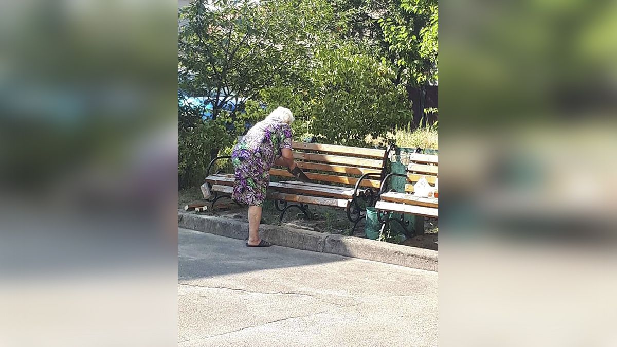 У Києві пенсіонерка розпиляла лавочку біля під'їзду, щоби молодь не шуміла під вікнами
