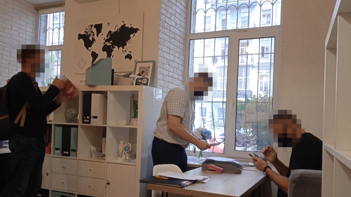 ПЦР-тесты без присутствия: СБУ в Киеве разоблачила турфирмы на подделке документов