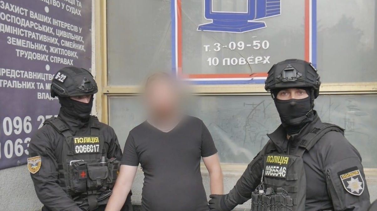 Фальшиві дипломи та COVID-довідки: у Хмельницькій області викрили злочинне угрупування