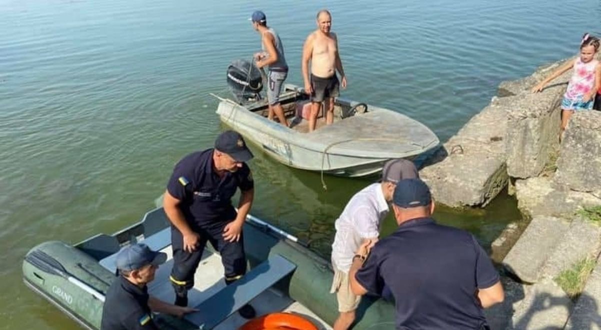 В Одессе спасатели вернули на берег подростка, которого на надувном матрасе унесло за километр