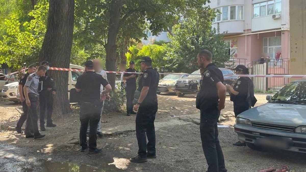 В Одессе мужчина открыл стрельбу во дворе многоэтажки: один человек погиб