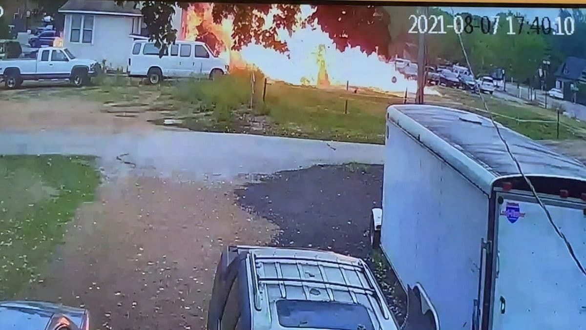 В США на жилой дом упал одномоторный самолёт: есть погибшие