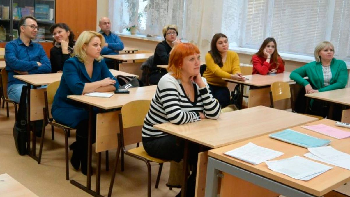 Что делать, если в школе требуют сдавать деньги в «фонды» и на подарки: ответ юристов