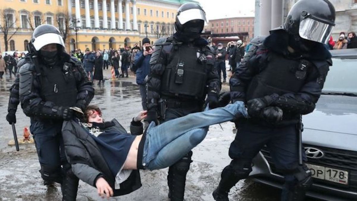 В россии во время проводов Горбачева силовики задержали нескольких человек за антивоенную символику