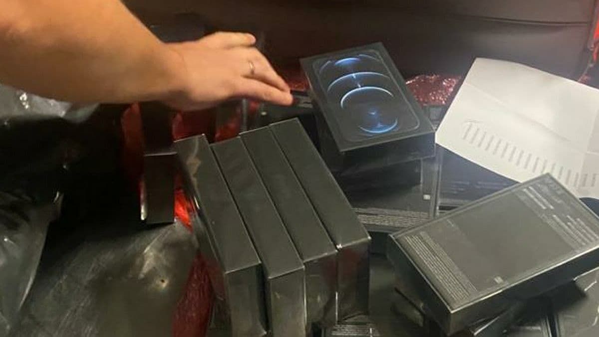 В аэропорту "Борисполь" пограничники изъяли партию iPhone на миллион гривен