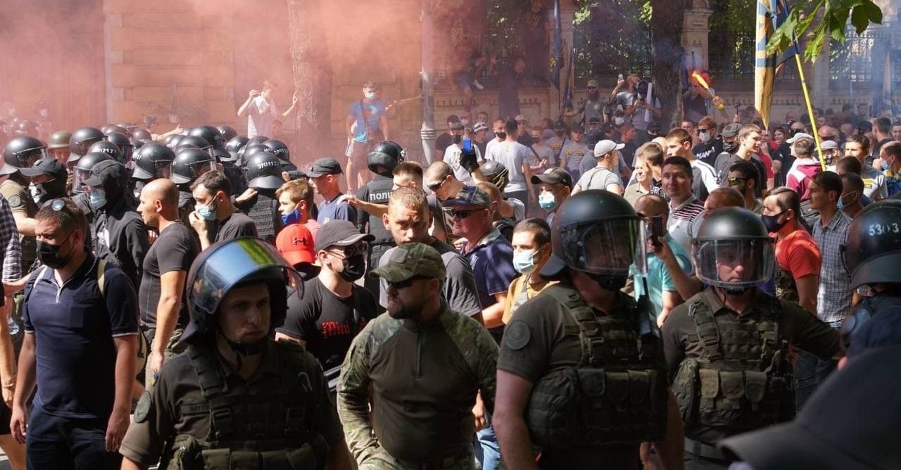 Протести на Банковій: вісім силовиків отримали травми і опіки, в поліції порушили справу