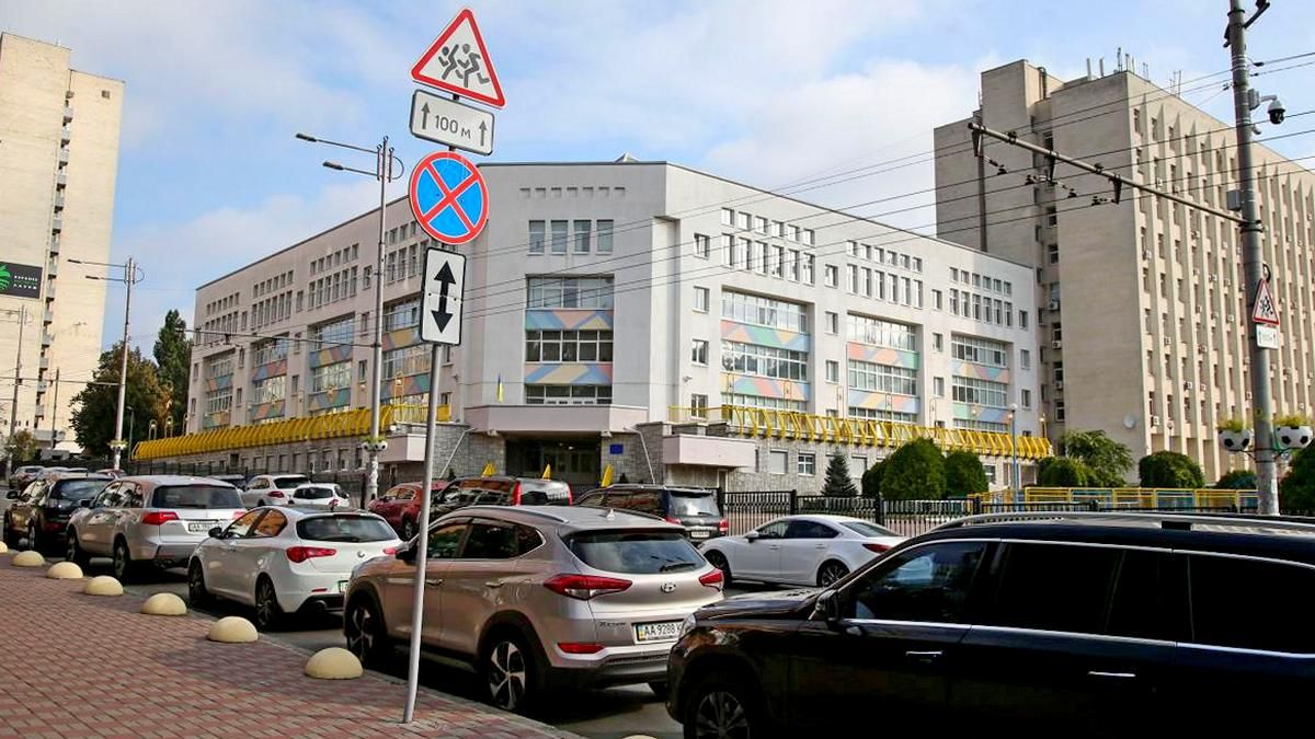 У Києві припинили евакуювати авто. Робота Інспекції з паркування паралізована через кримінальну справу