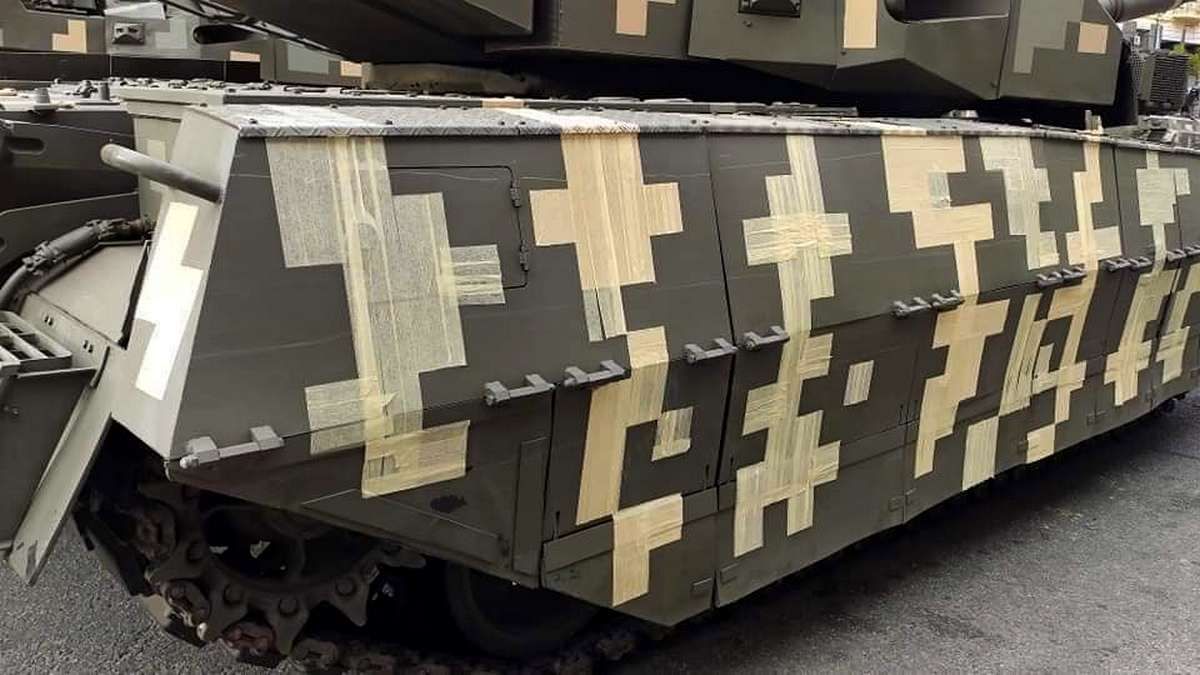 На репетиції параду до Дня Незалежності танки підклеювали скотчем. Відповідь ЗСУ і викриття "зради"