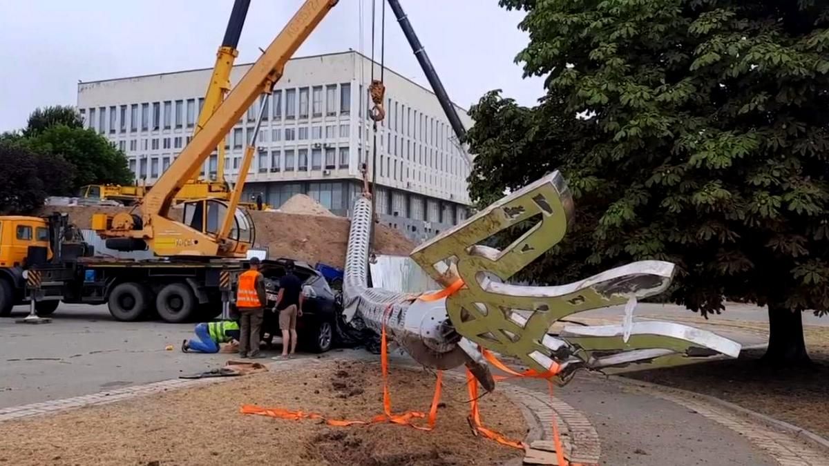 "Думаем, что делать": кто ответственный за падение флагштока в Херсоне и чью машину раздавило