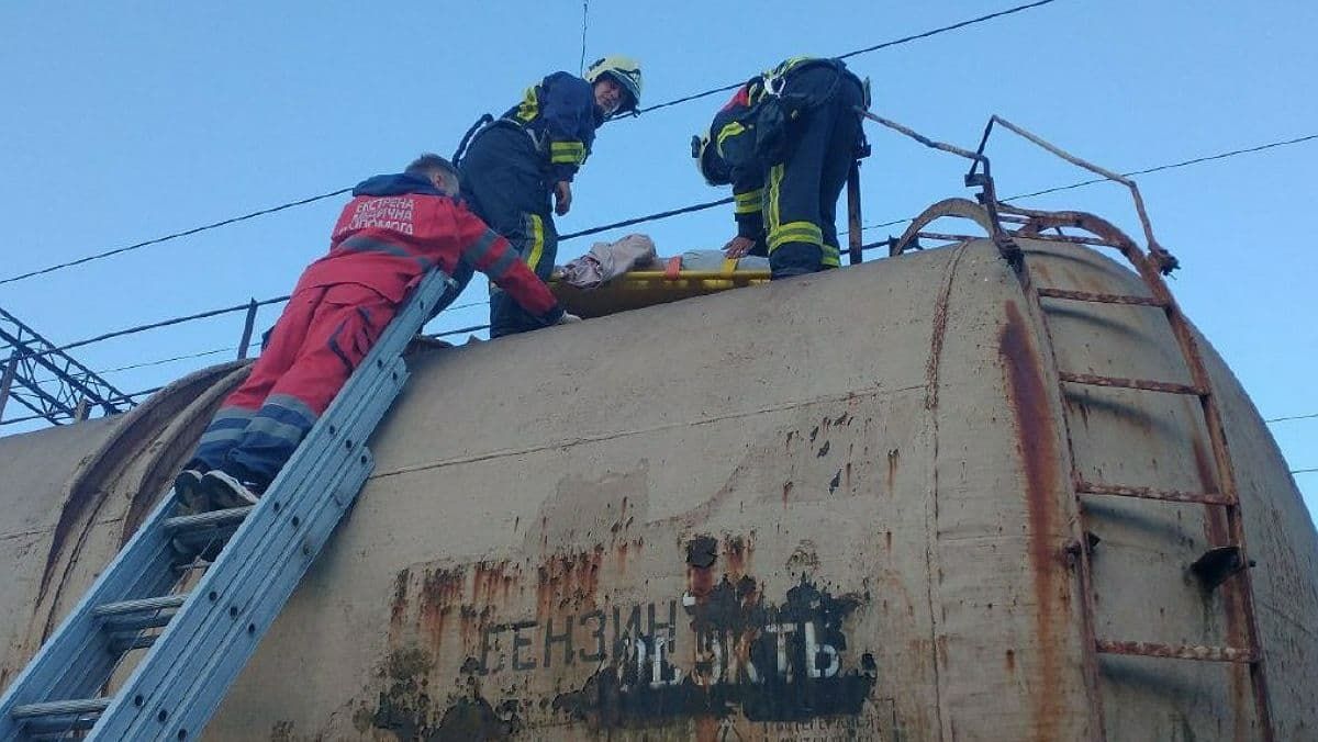 Во Львовской области 14-летняя девушка залезла на цистерну: её ударило током