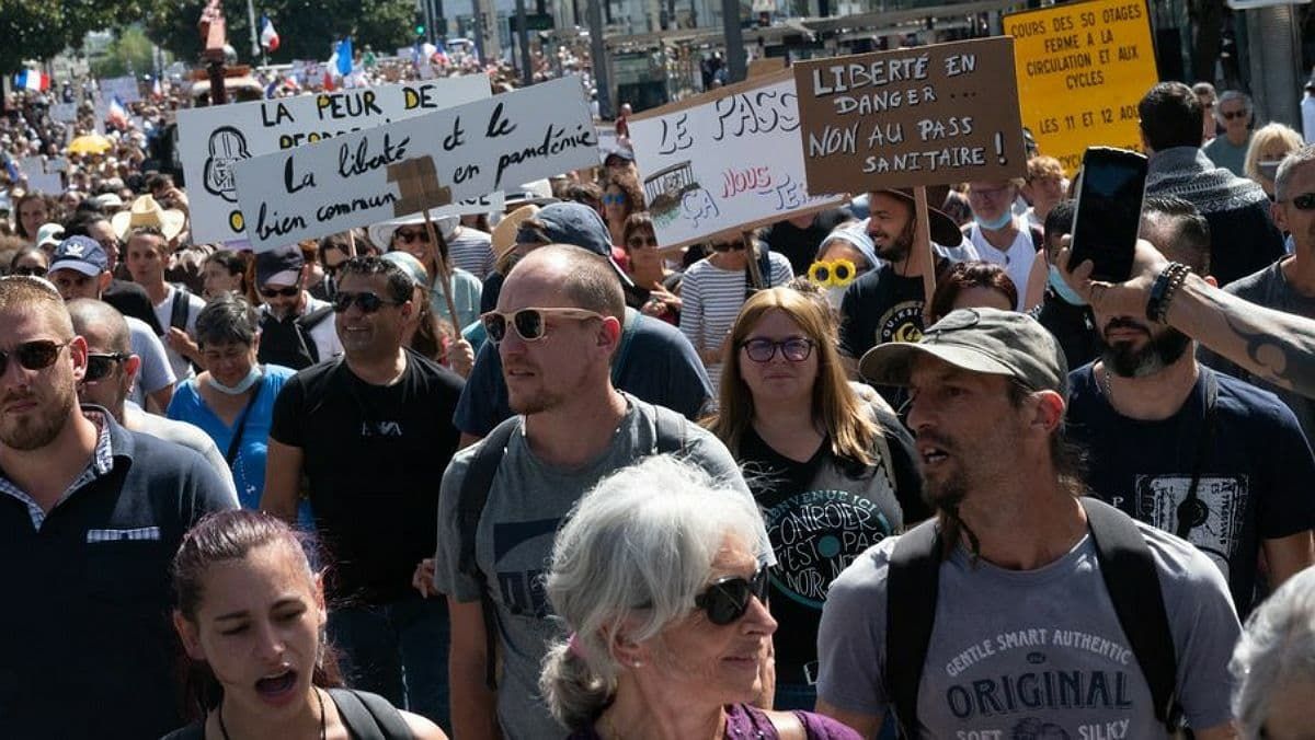 Во Франции во время митинга против COVID-паспортов полиция задержала 16 человек