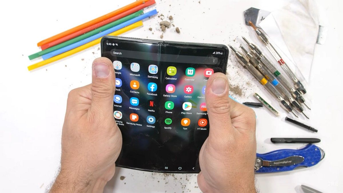 JerryRigEverything перевірив на міцність складаний смартфон Samsung Galaxy Z Fold 3