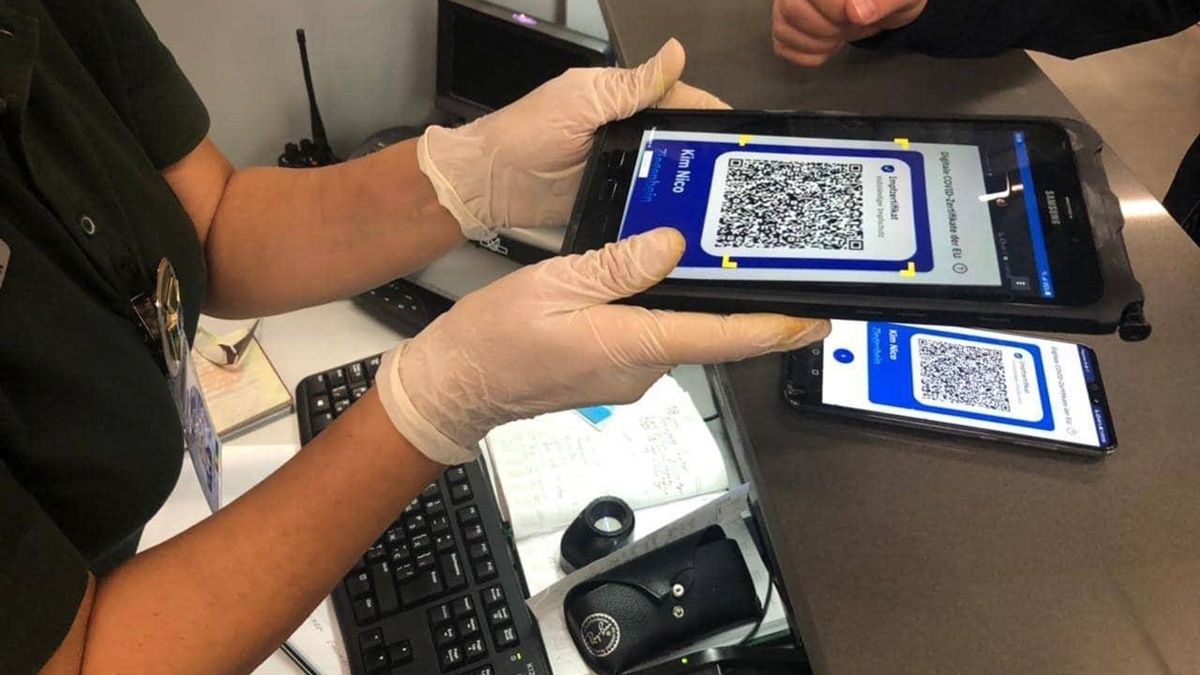 В Украине начали проверять COVID-сертификаты по QR-коду