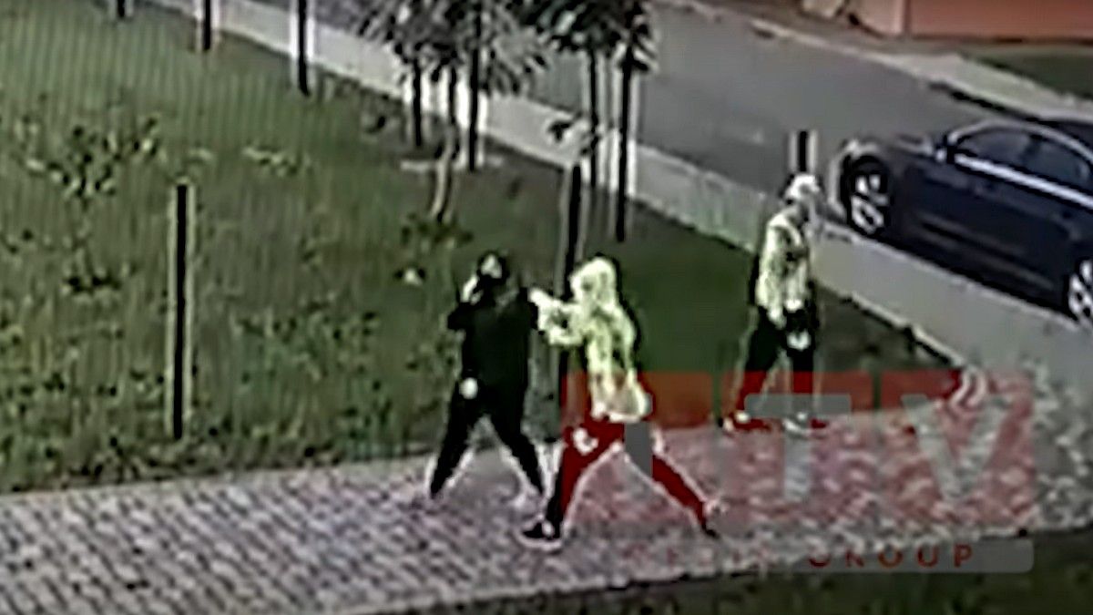 В Ровно 15-летние близнецы с ножом напали на женщину: появилось видео момента