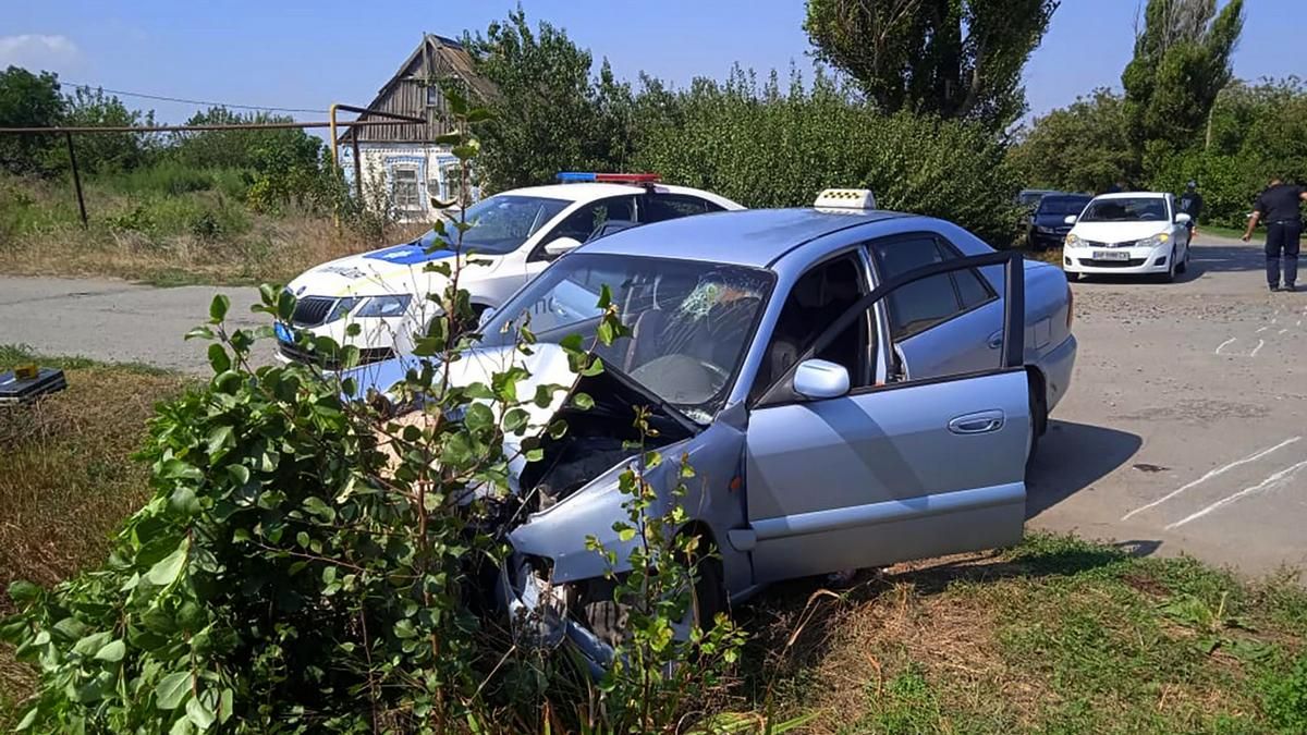 Под Запорожьем пьяный мужчина на Mazda сбил патрульного и врезался в дерево. Полицейский с переломами в больнице