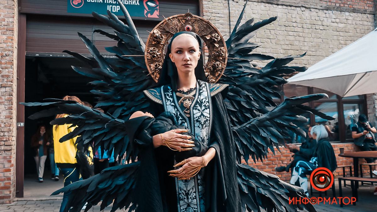 Хищник вышел на охоту, Матерь Миранда с младенцем, а Мандалорец потерял малыша Йоду. Как прошёл второй день Comic Con Ukraine 2021
