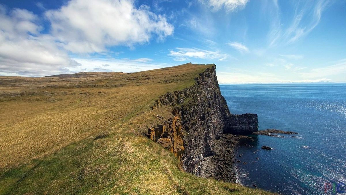В Китае пикап с пассажирами упал с обрыва: погибли 12 человек