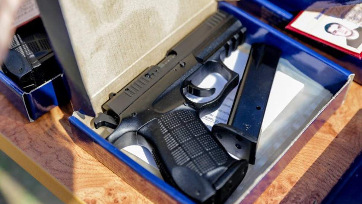 Минобороны с начала года выдало наградное оружие более 5 500 гражданам