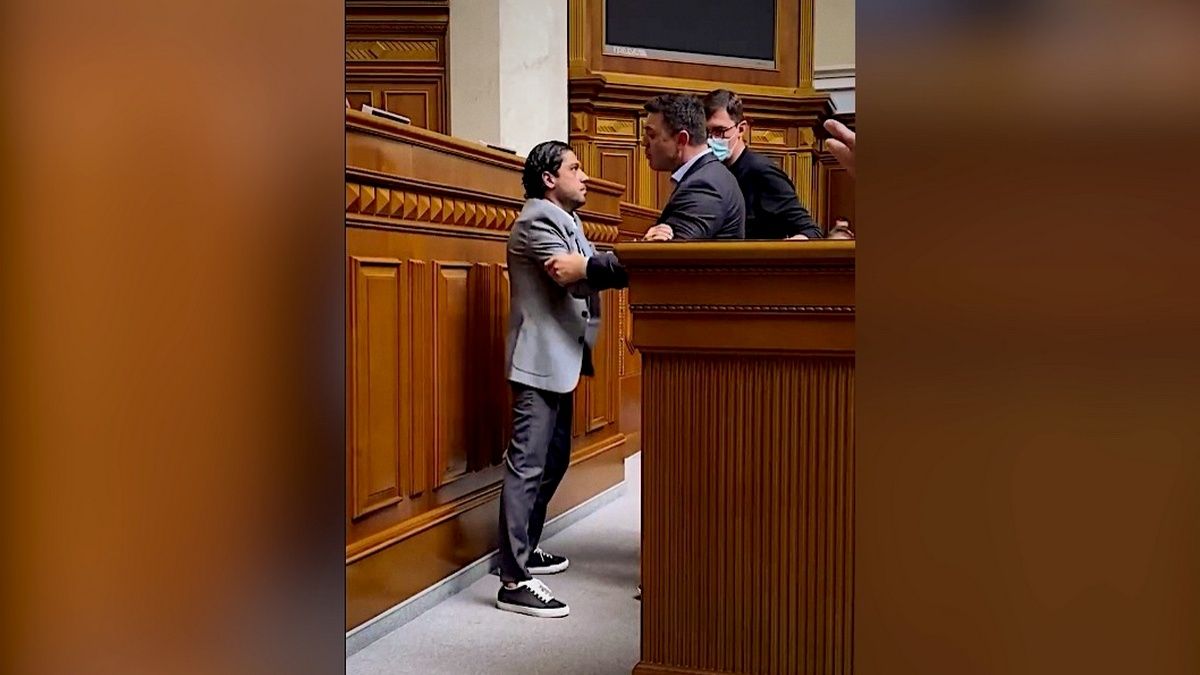 «Президент — институция, его нельзя оскорблять»: Тищенко объяснил, из-за чего оттащил от трибуны в ВР нардепа Лероса