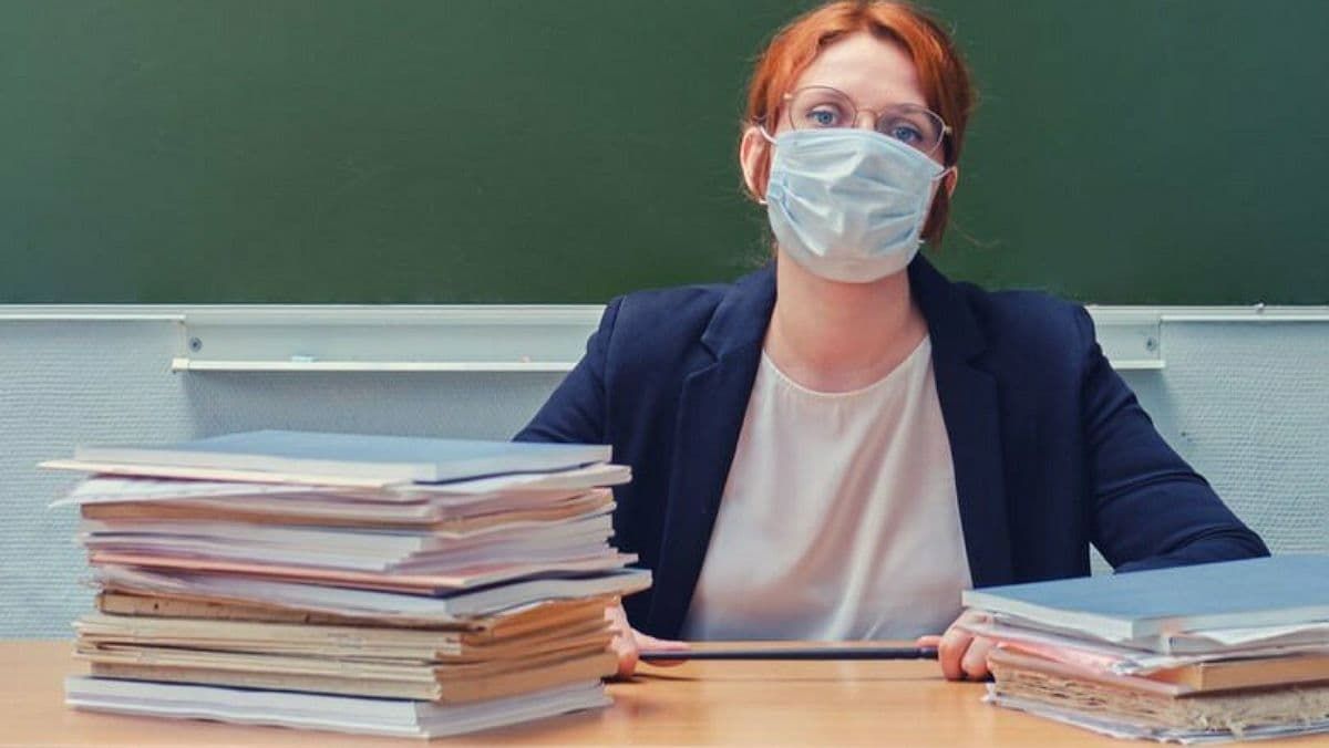 В Минздраве планируют ослабить требования к COVID-вакцинации учителей