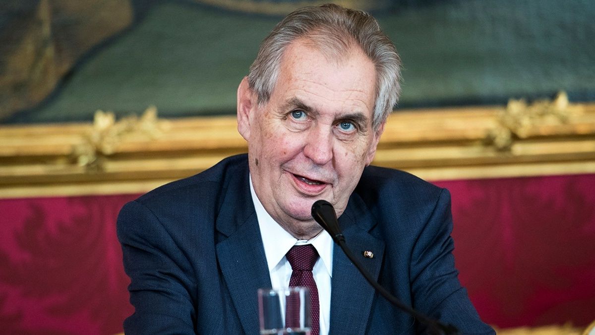 Президента Чехии доставили в военный госпиталь