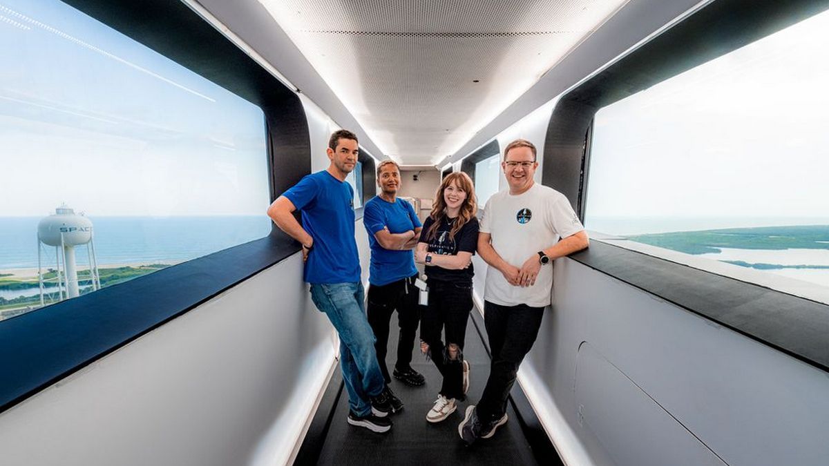 SpaceX собирается отправить в космос первую туристическую миссию Crew Dragon: где смотреть