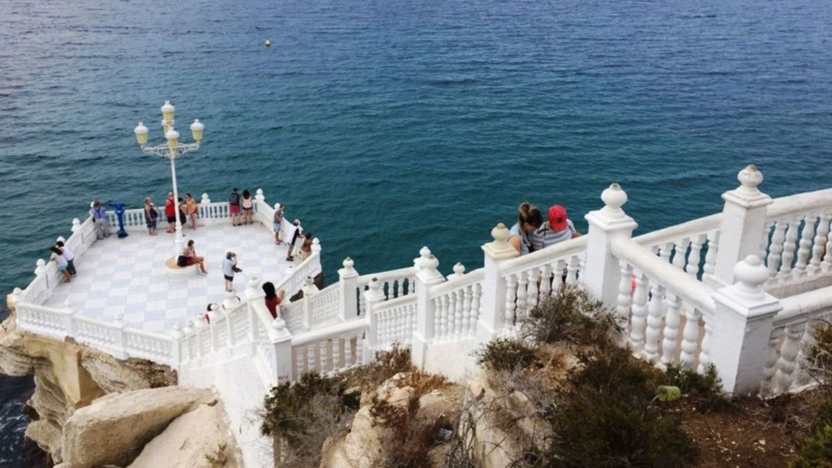 В Іспанії українська туристка намагалася зробити ефектне селфі та зірвалася з обриву