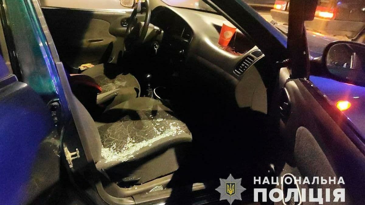 В Черновцах мужчина обстрелял автомобиль во время движения: в нём находились три ребёнка