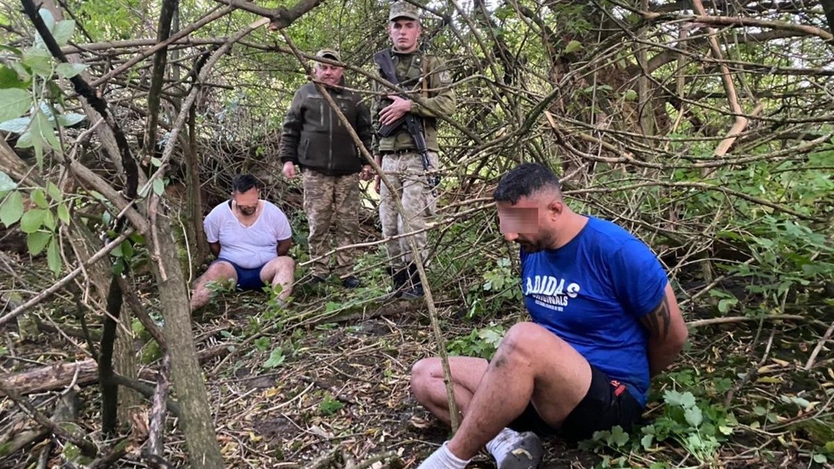 На границе нелегалы задели сигнальную мину, прыгнули в реку, но течение отнесло их обратно в Украину