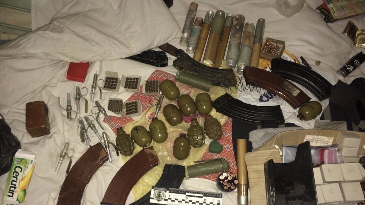 В Херсонской области мужчина бросил гранату на участок соседа: позже у него нашли арсенал оружия
