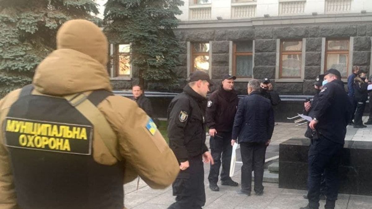 У Києві чоловік намагався підпалити себе в Офісі Президента