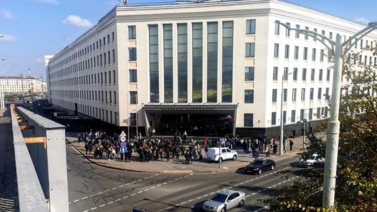 По всій Білорусі масово евакуювали вузи і школи: перевіряють повідомлення про замінування