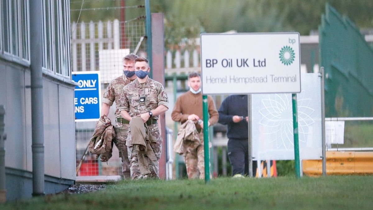 В Великобритании для доставки топлива на АЗС привлекли военных: в стране кризис из-за нехватки дальнобойщиков