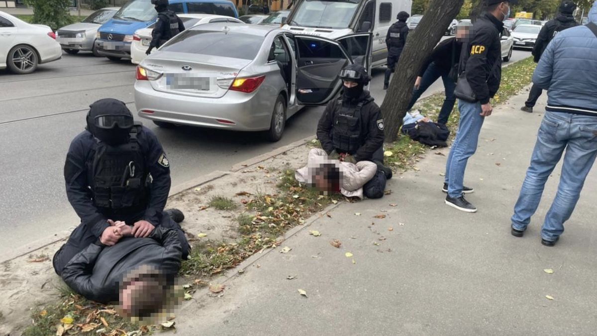 В Харькове ОПГ похищала людей и угрозами заставляла переписывать недвижимость: участники задержаны