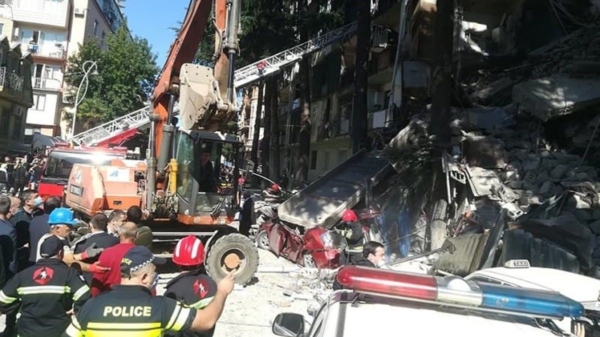 У Батумі обвалився житловий будинок: під завалами шукають людей