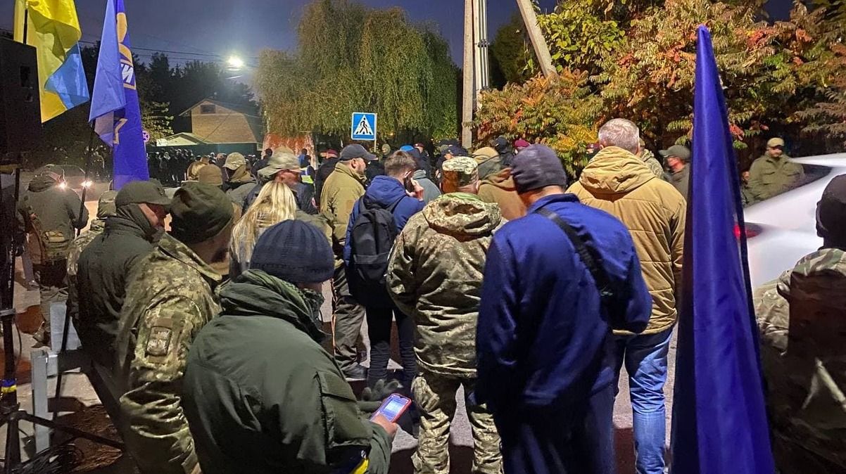 Протест и столкновения под домом Порошенко в Козине: фото и видео с места событий