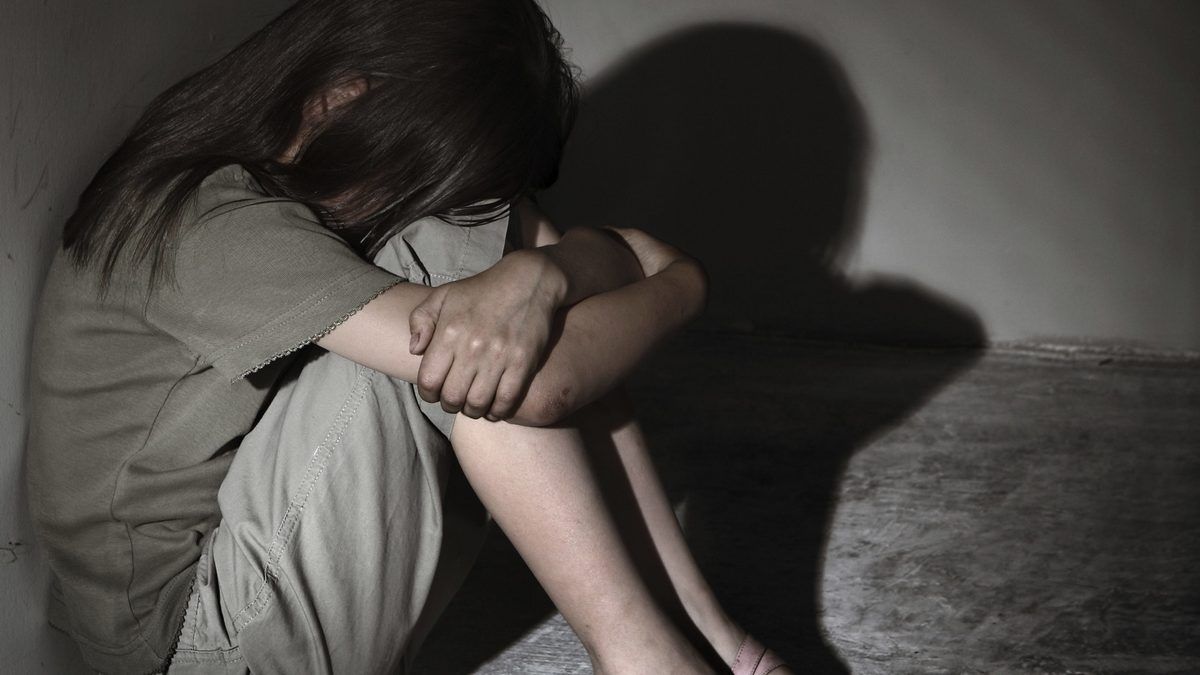 У Рівному чоловік пів року ґвалтував 10-річну доньку своєї дружини і знімав усе на відео. Йому дали довічне