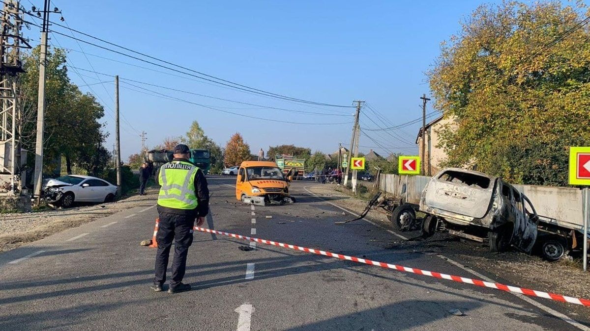 В Закарпатской области авто врезалось в эвакуатор и загорелось: четверо погибших, один пострадавший