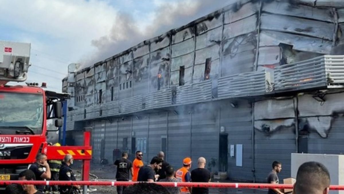 В Ізраїлі сталася масштабна пожежа в торговому центрі: частина будівлі обвалилася, є постраждалі