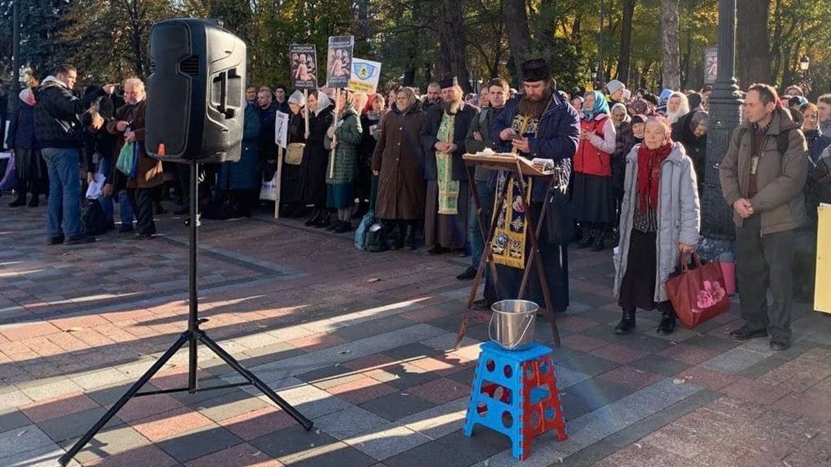 Сотни верующих вышли под Верховную Раду на молебен против вакцинации детей