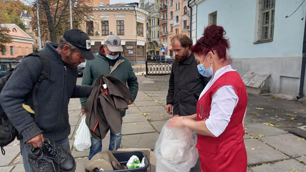 У Києві щотижня роздають одяг тим, хто його потребує: як пожертвувати речі