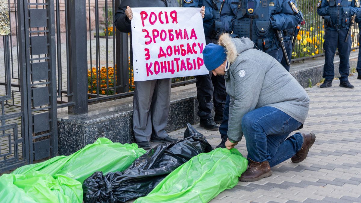 «Хватит делать из Донбасса концлагерь»: под посольством РФ активисты привлекают внимание к катастрофе на оккупированных территориях из-за COVID-19
