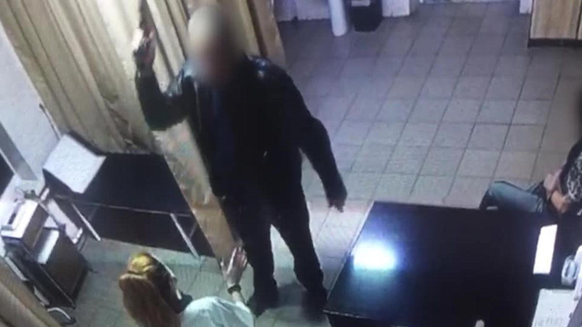 В больнице под Киевом мужчина угрожал пистолетом медикам: видео с камер