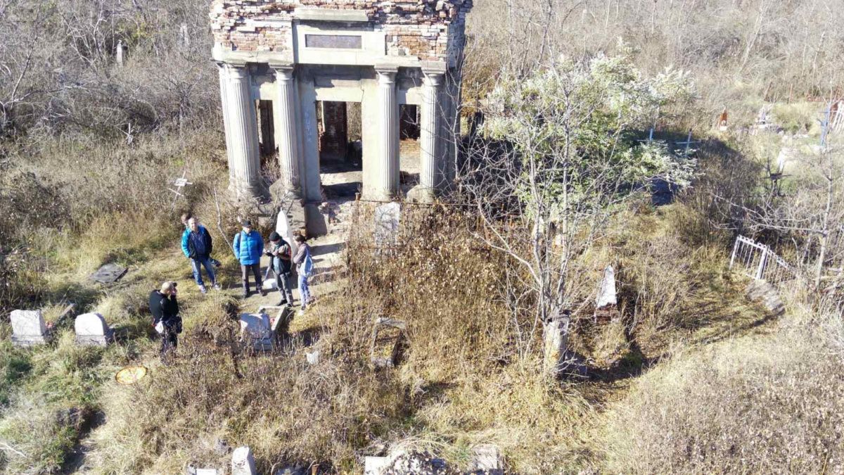 У Маріуполі із покинутого цвинтаря хочуть зробити культурний об'єкт: що планують