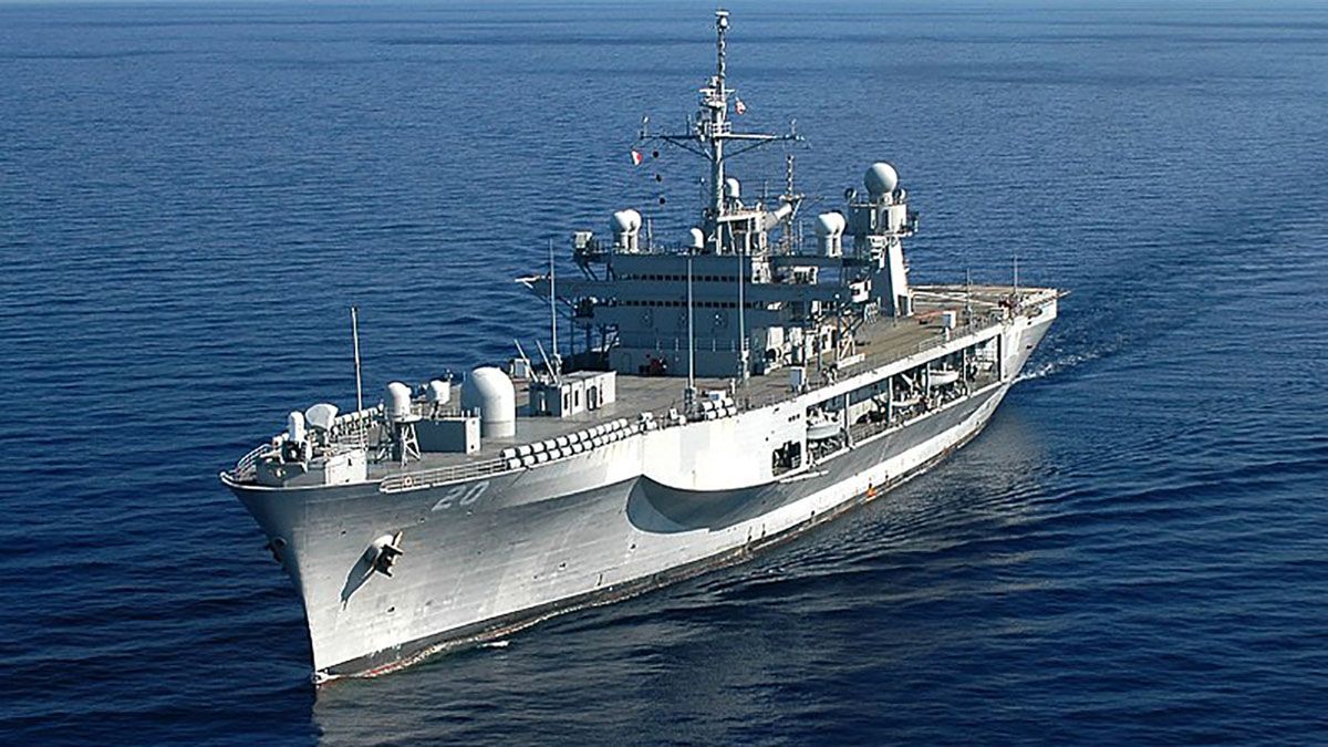 Флагманский корабль Шестого флота ВМС США взял курс на Чёрное море