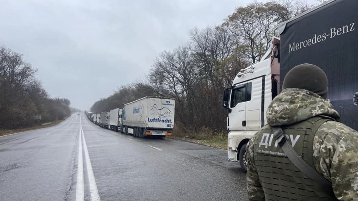 Росія блокує пропуск українських фур на кордоні: зібралося майже 200 вантажівок