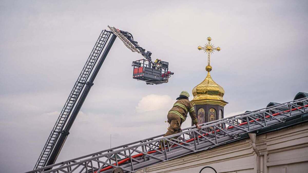 На пожаре в Киево-Печерской лавре пострадали три человека