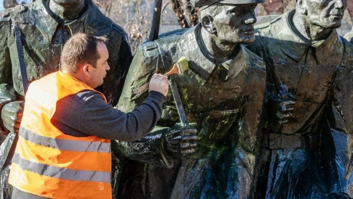 В Кракове памятник Пилсудскому покрасили в сине-жёлтый цвет