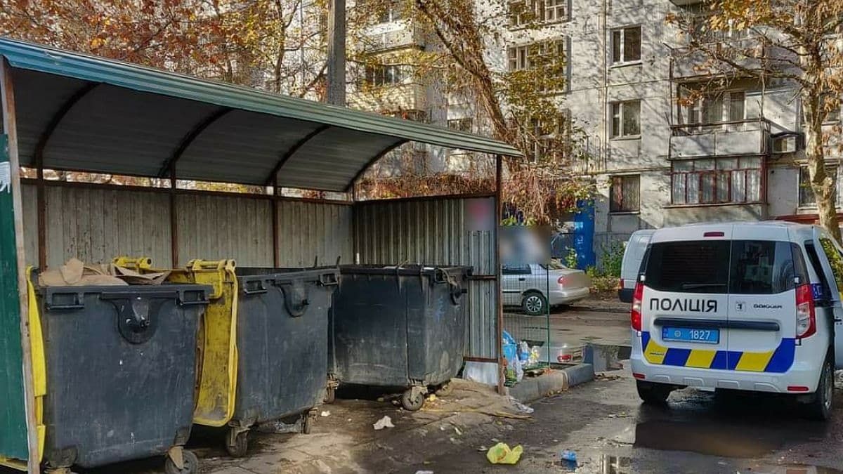 В Мелитополе бездомные нашли в мусорном баке мёртвого новорождённого ребёнка, завёрнутого в пакет